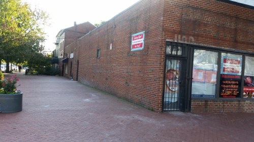 The space along side of 1100 8th Street  - the new home of Las Placitas - will be the site of a 38 seat sidewalk cafe.